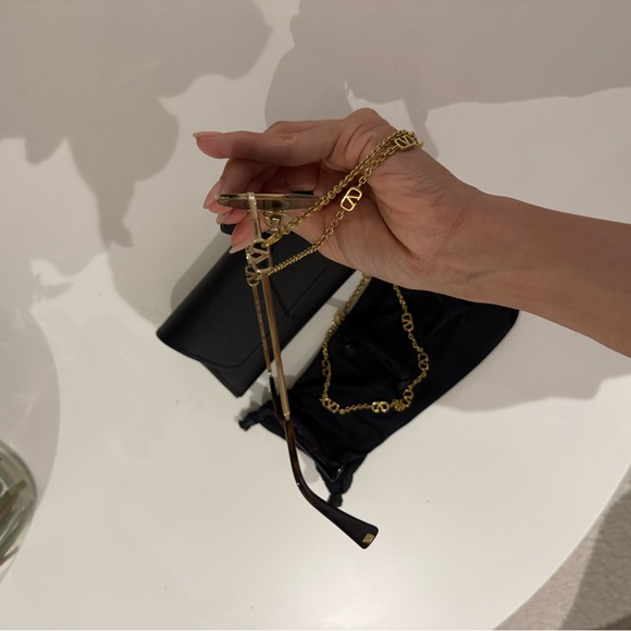 VALENTINO V Logo Chain Sunglasses - Picture 3 of 4